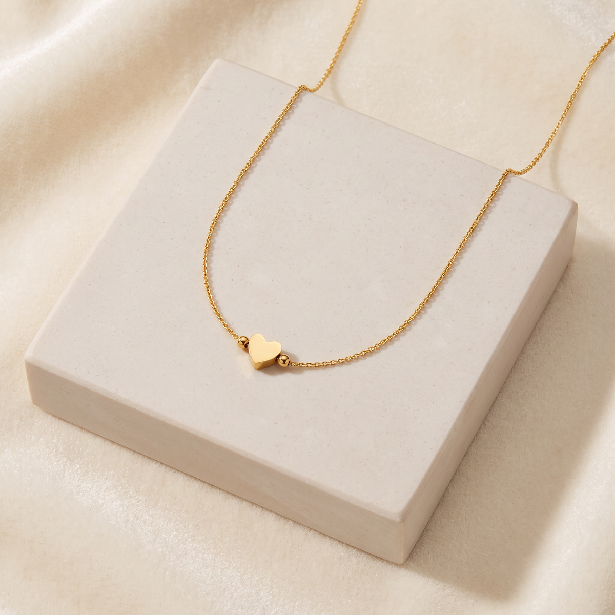 Collier ras de cou cœur à boules — Doré