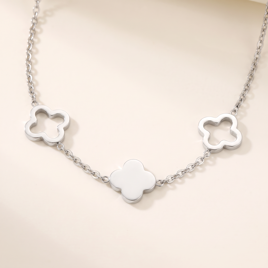 Collier trèfle minimaliste sur chaîne, détail du motif, argenté