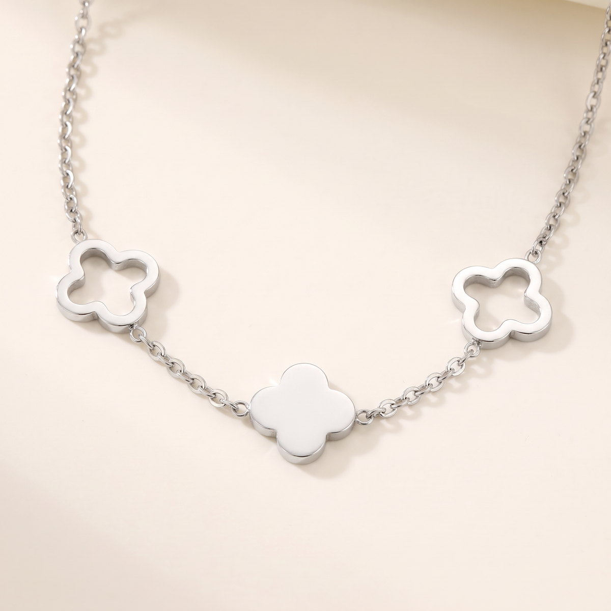 Collier trèfle minimaliste sur chaîne, détail du motif, argenté