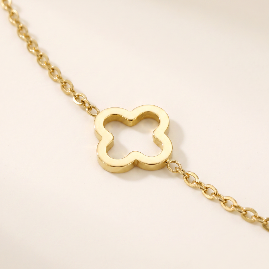 Collier trèfle minimaliste sur chaîne, détail du motif, doré