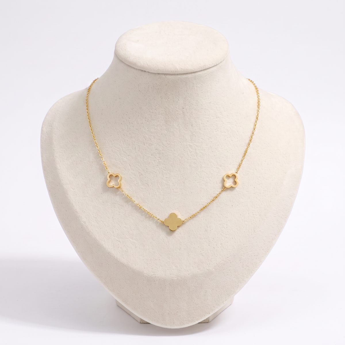 Collier trèfle minimaliste sur chaîne, vue de face, doré
