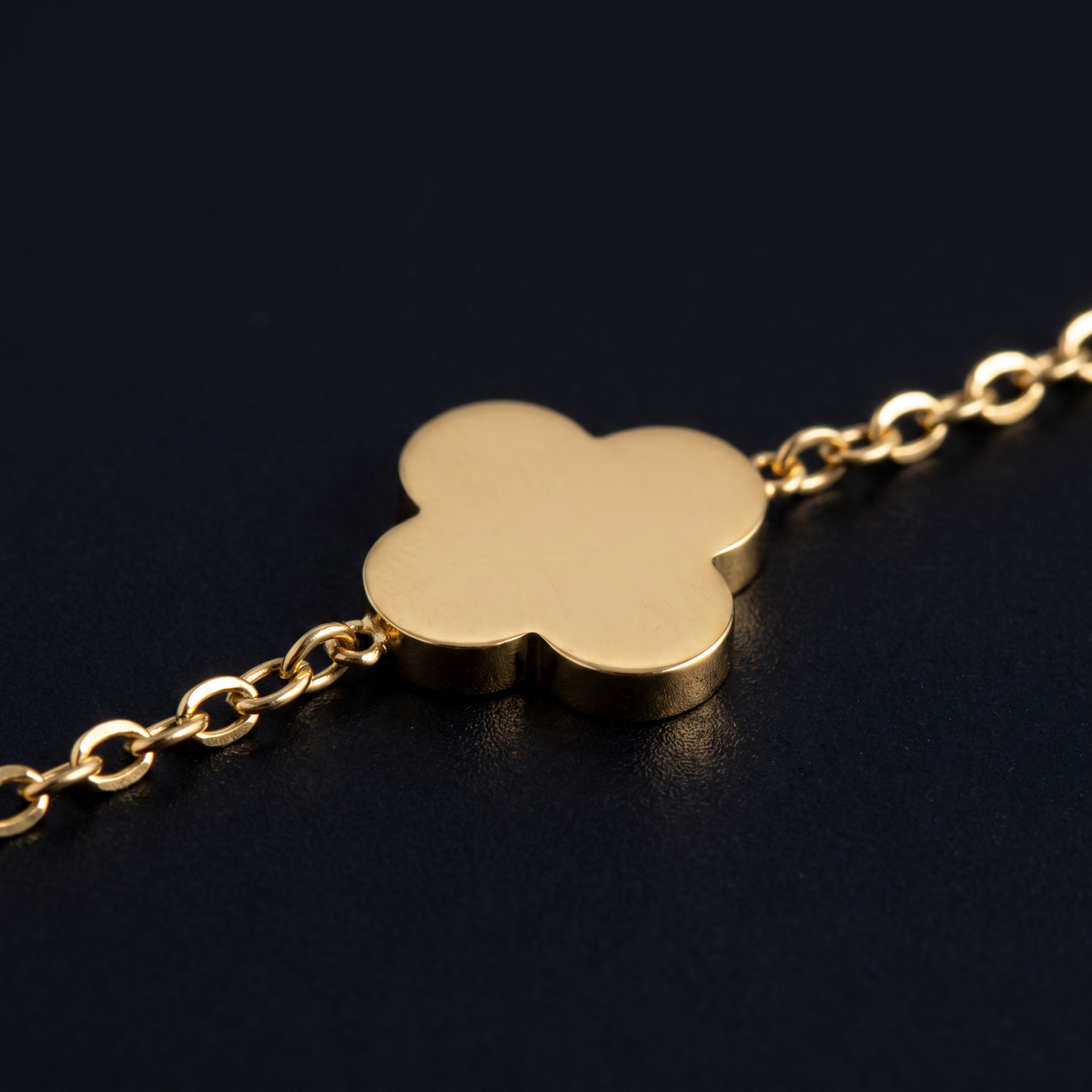 Collier trèfle minimaliste sur chaîne, motif en gros plan