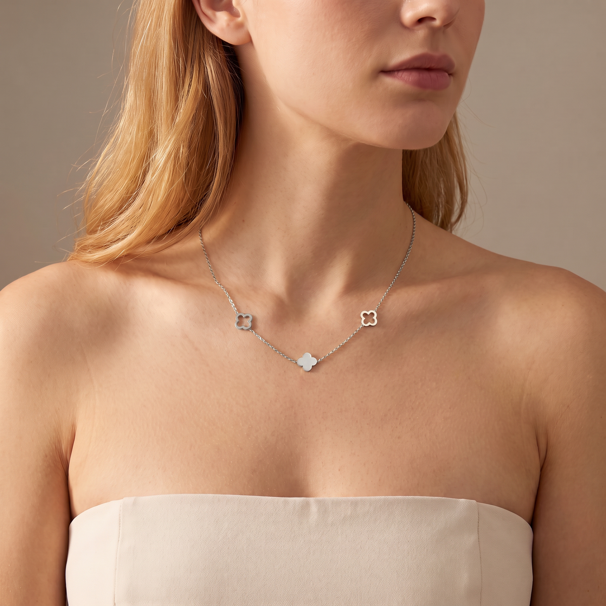 Collier trèfle minimaliste sur chaîne, porté mi-corps, argenté