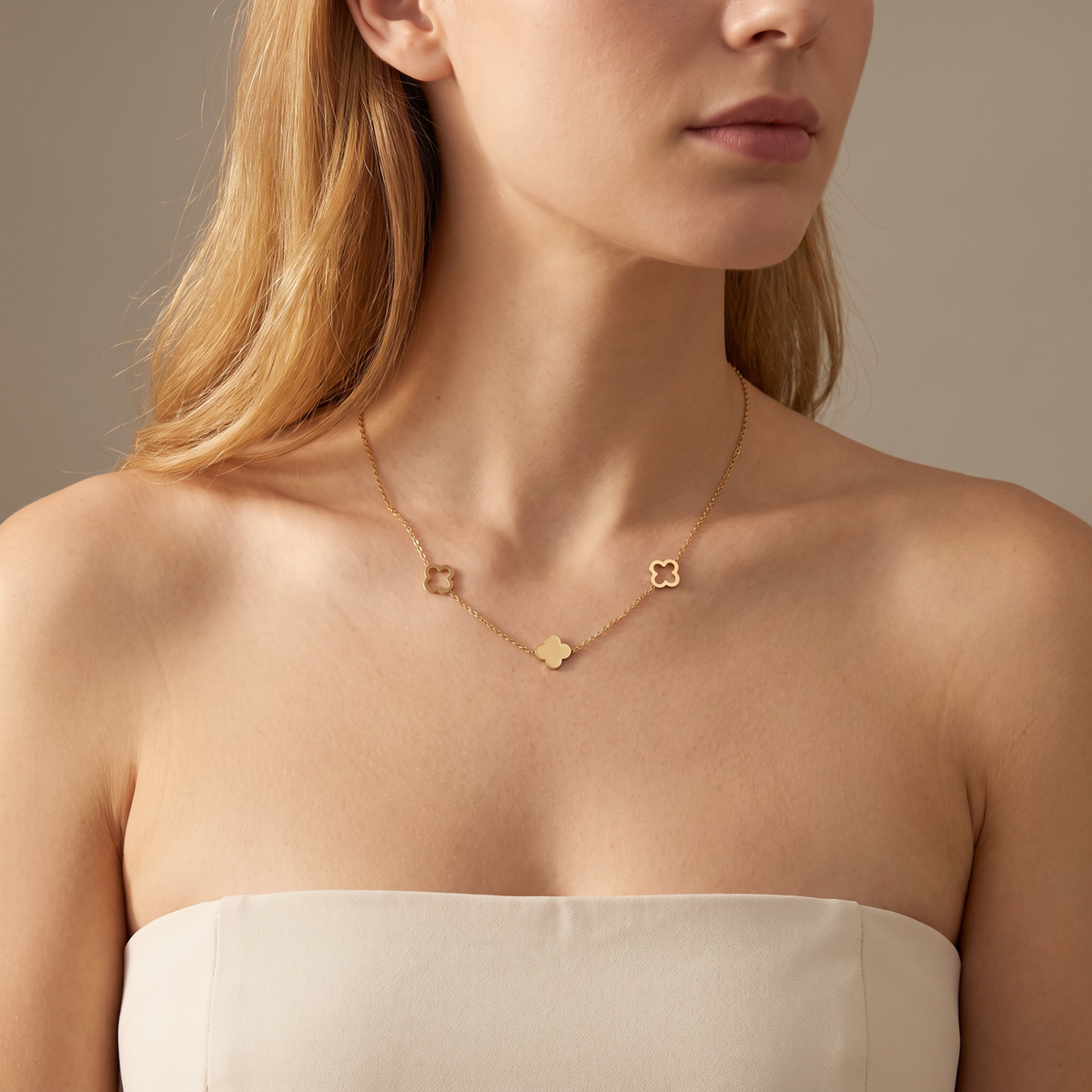 Collier trèfle minimaliste sur chaîne, porté mi-corps, doré