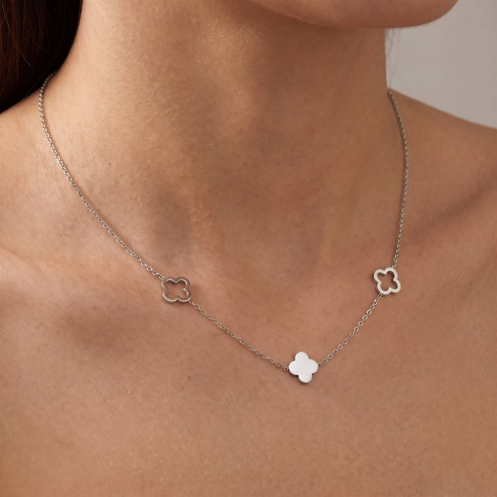 Collier trèfle minimaliste sur chaîne, porté, argenté