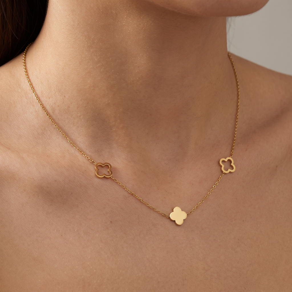 Collier trèfle minimaliste sur chaîne, porté, doré