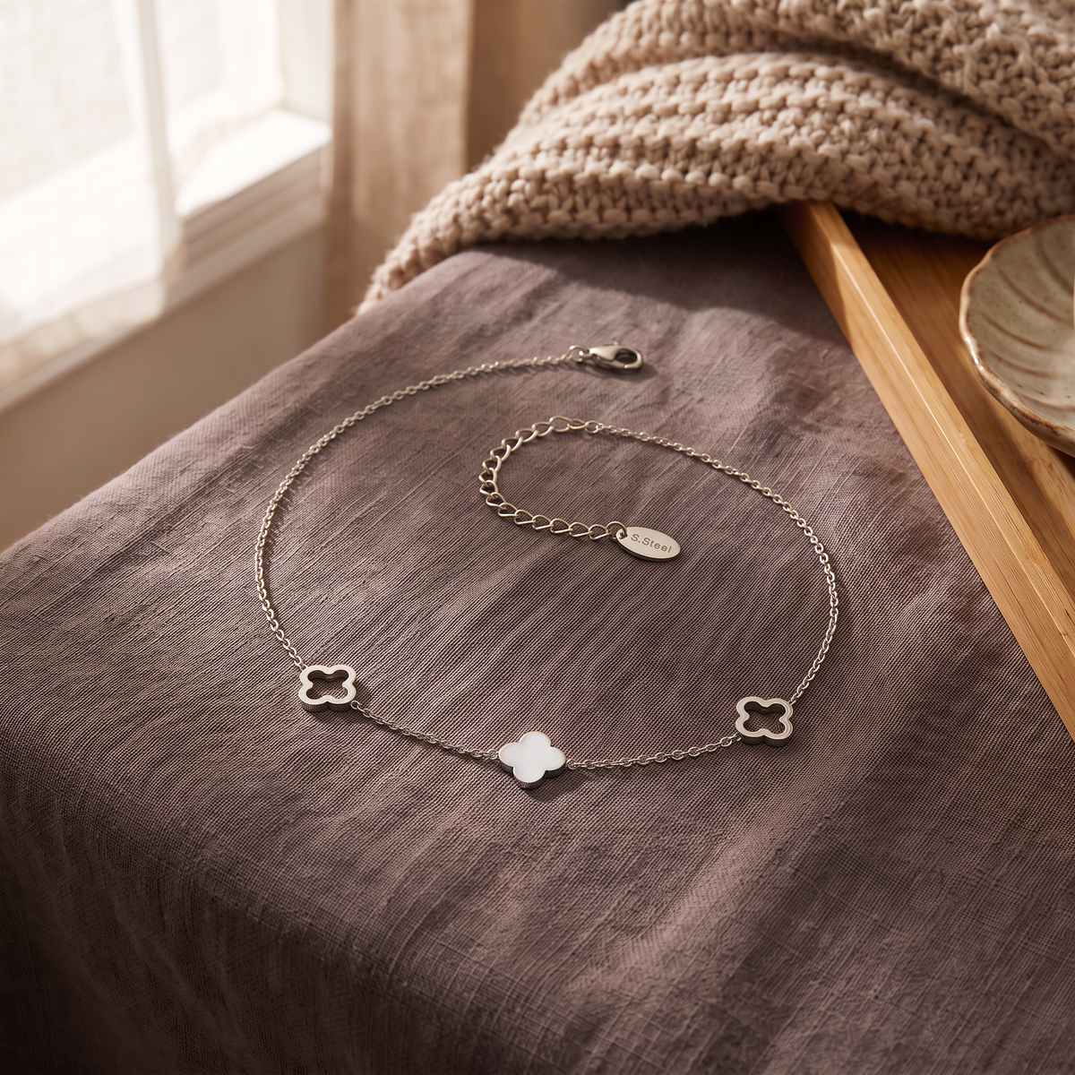 Collier trèfle minimaliste sur chaîne, porté en tenue, argenté