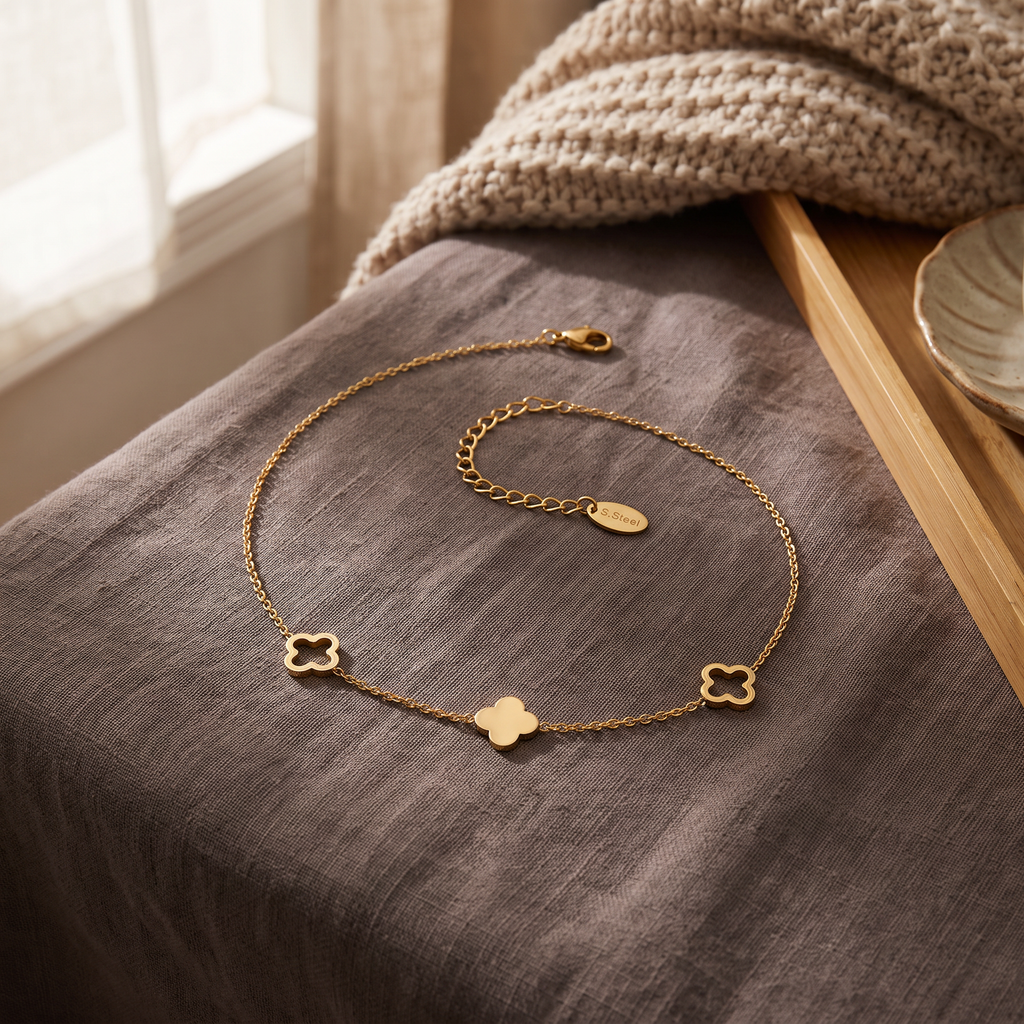 Collier trèfle minimaliste sur chaîne, porté en tenue, doré