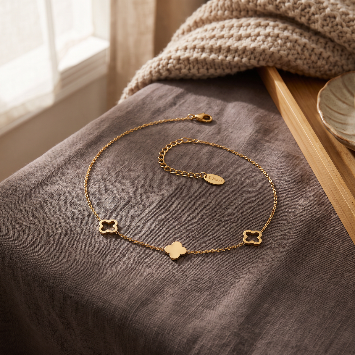 Collier trèfle minimaliste sur chaîne, porté en tenue, doré