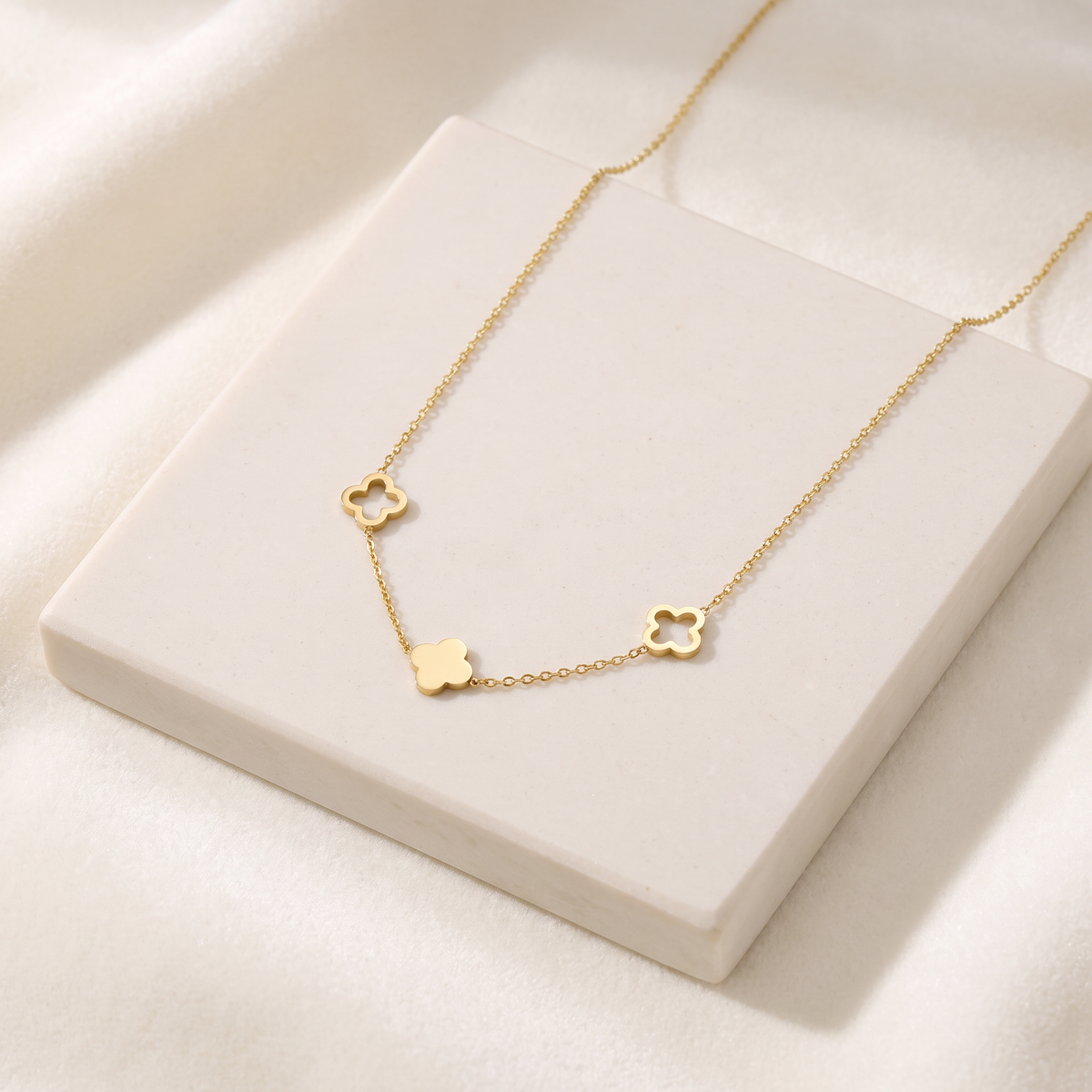 Collier trèfle minimaliste sur chaîne — Doré