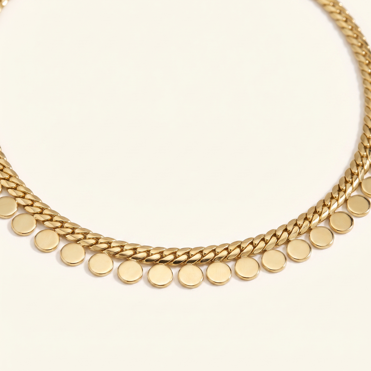 Collier ras de cou tressé à pois, détail du motif, doré