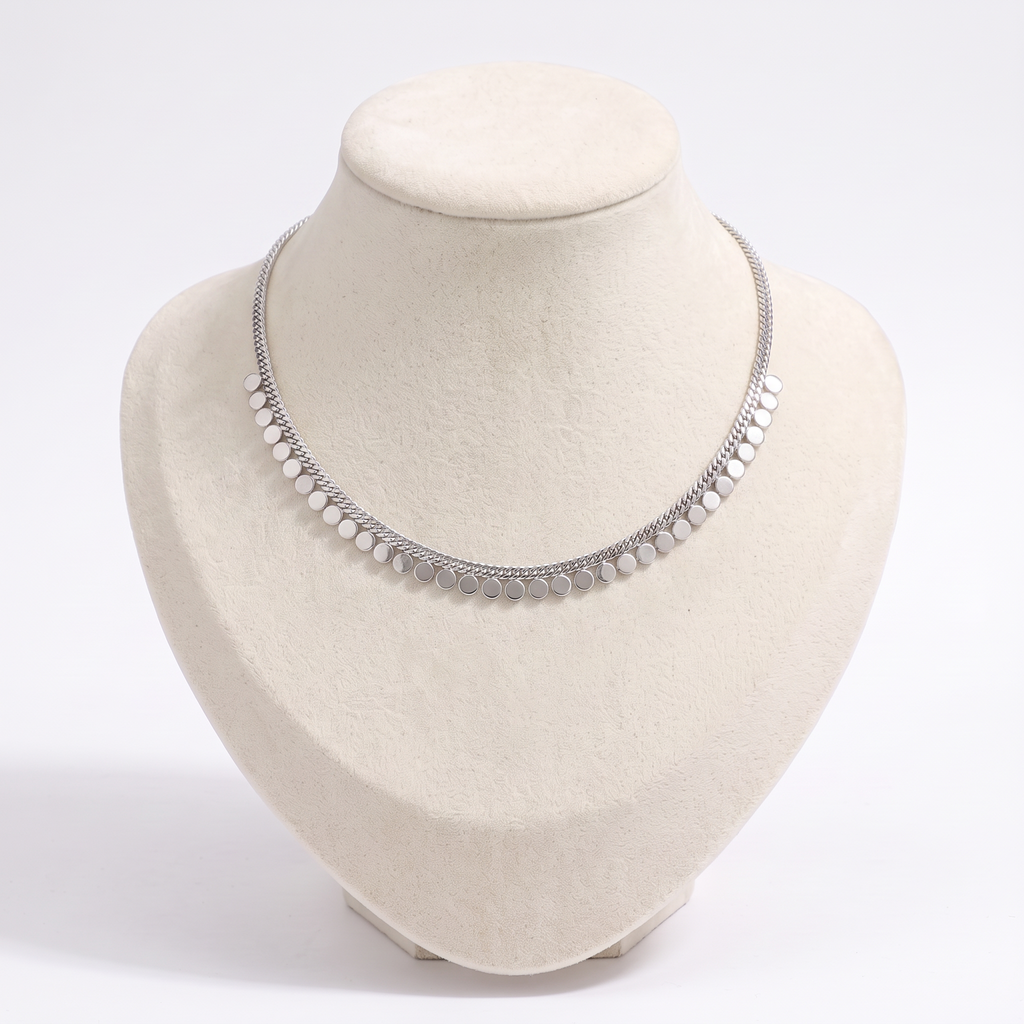 Collier ras de cou tressé à pois, vue de face, argenté