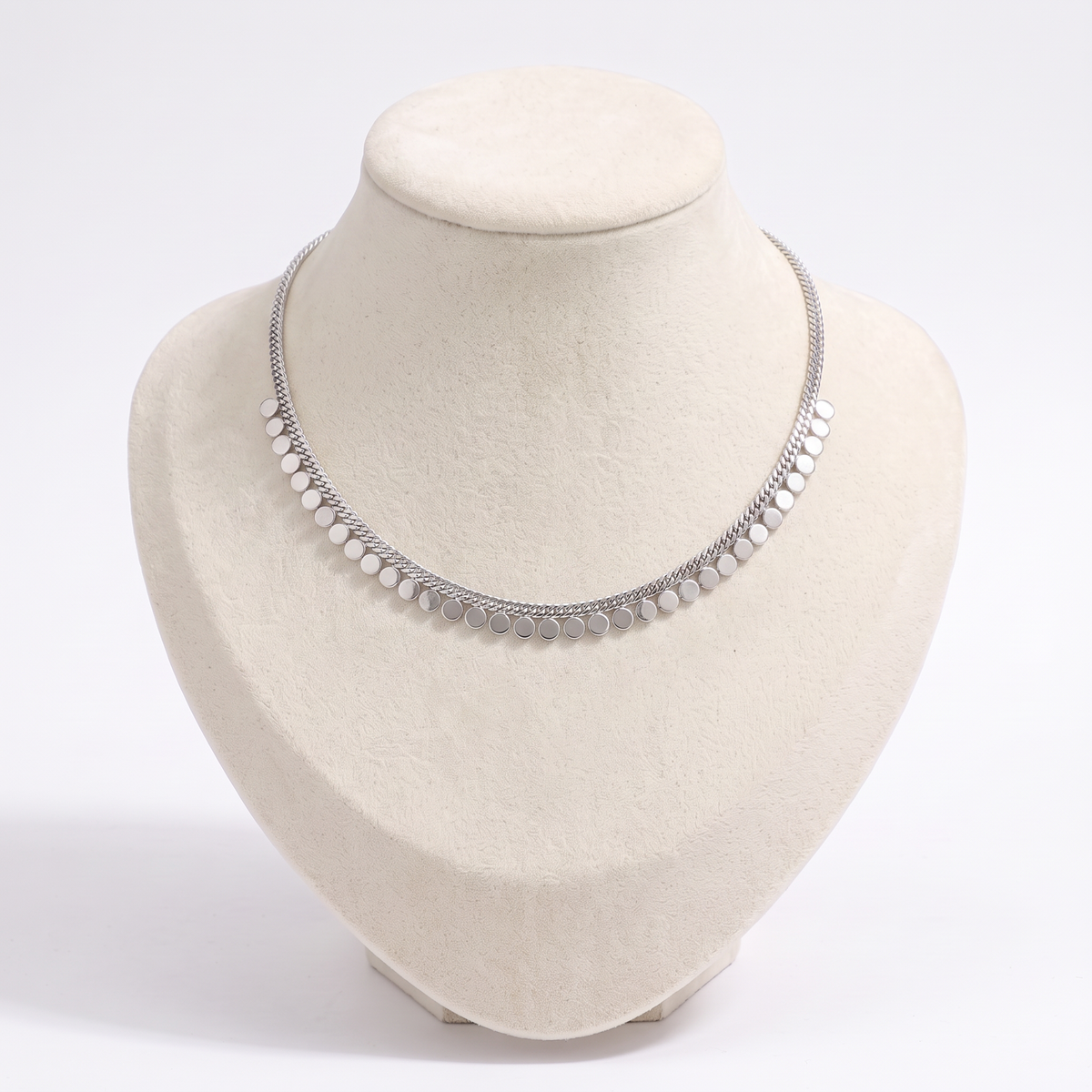 Collier ras de cou tressé à pois, vue de face, argenté