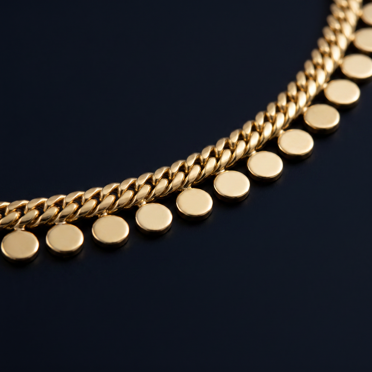 Collier ras de cou tressé à pois, motif en gros plan