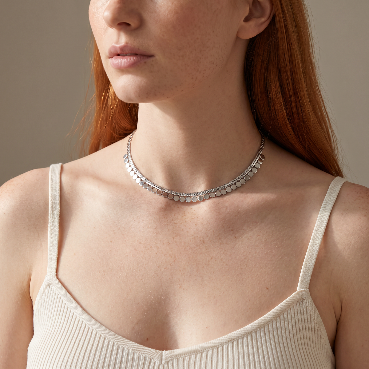 Collier ras de cou tressé à pois, porté mi-corps, argenté