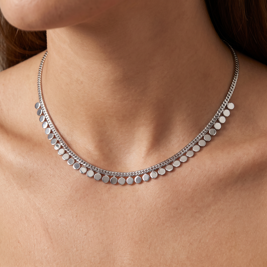 Collier ras de cou tressé à pois, porté, argenté