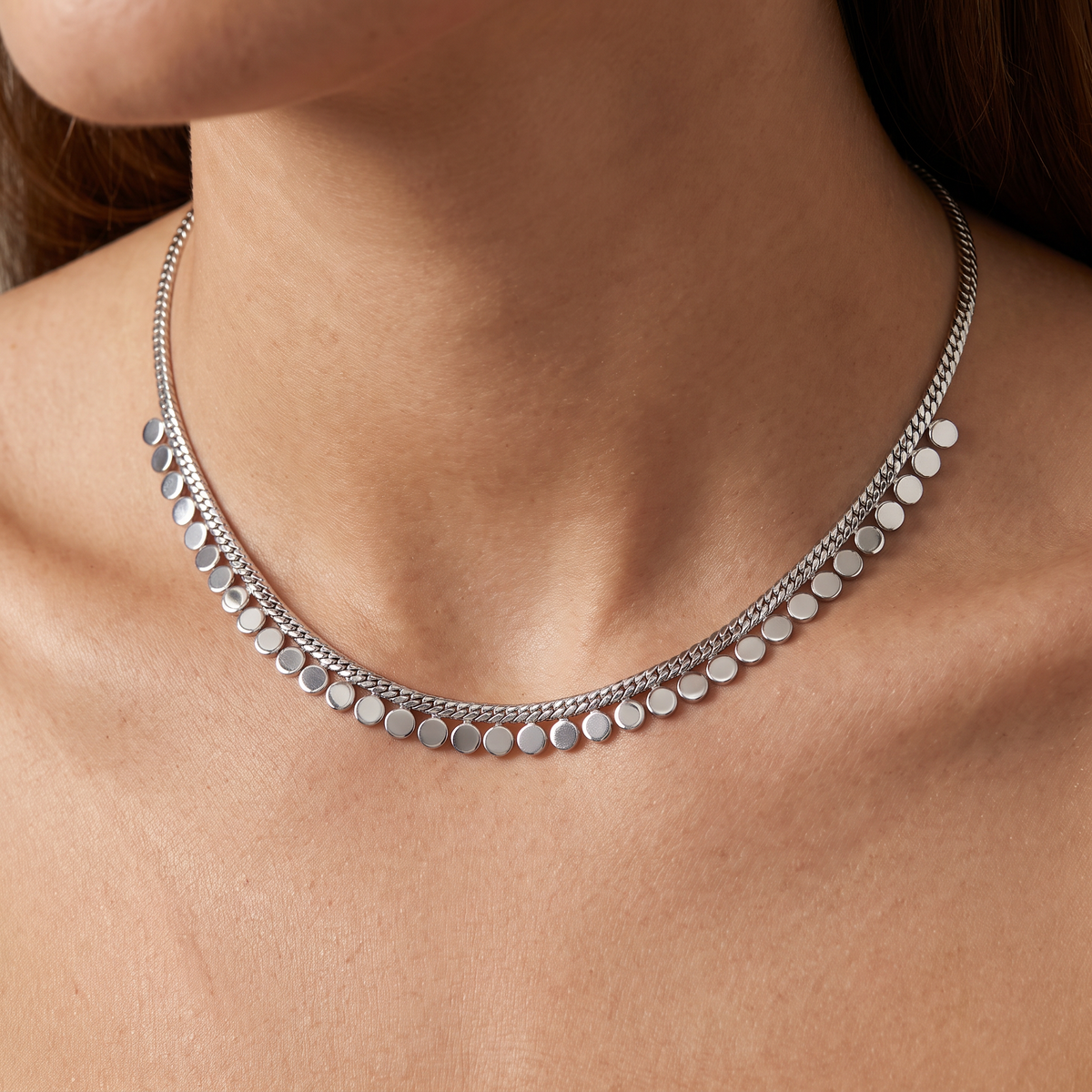 Collier ras de cou tressé à pois, porté, argenté