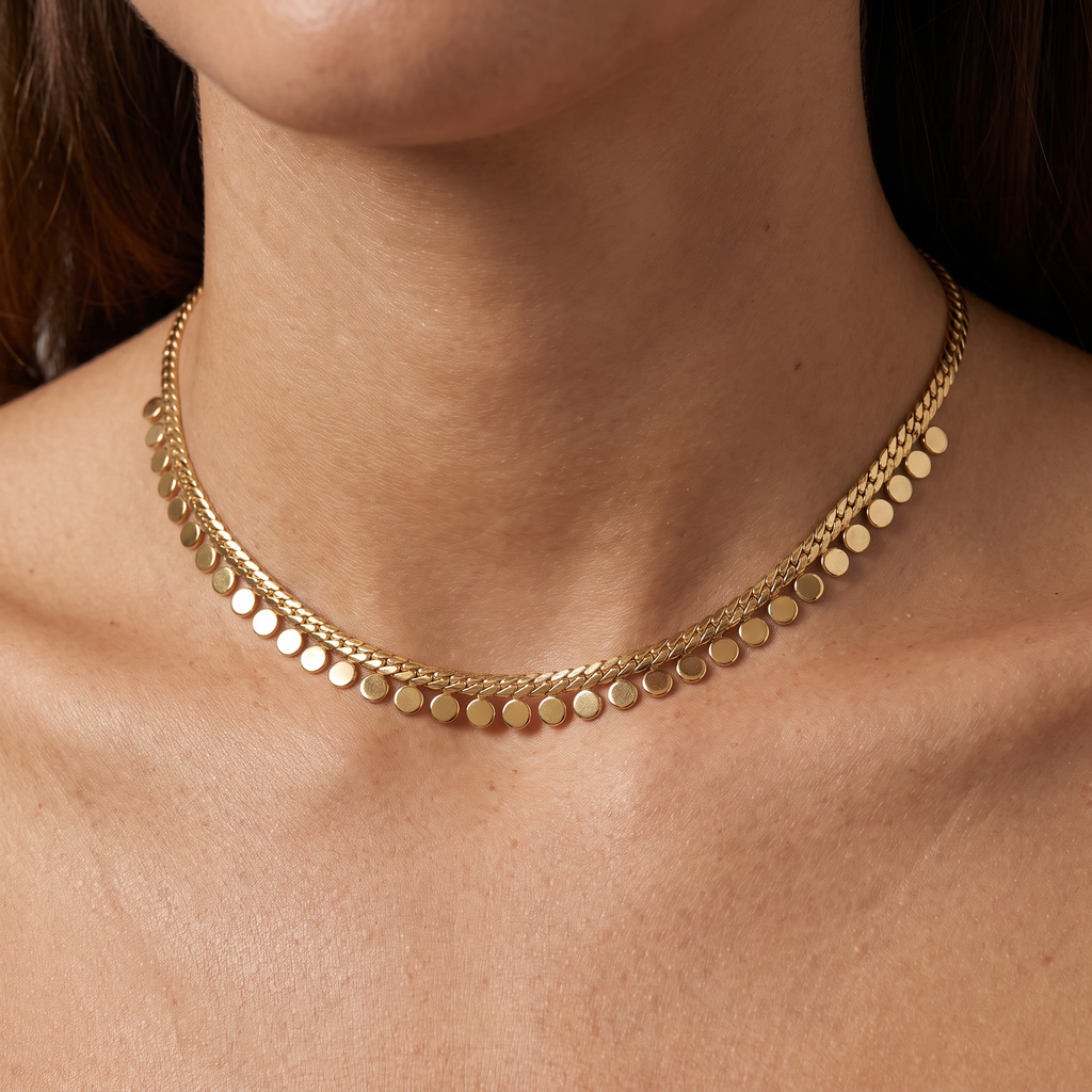 Collier ras de cou tressé à pois, porté, doré
