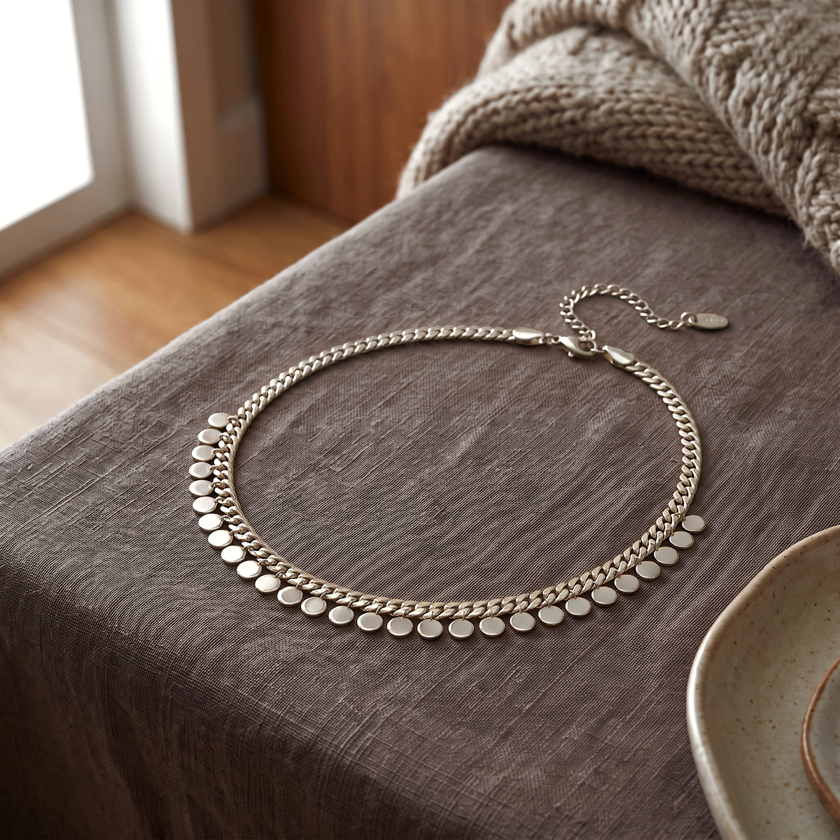 Collier ras de cou tressé à pois, porté en tenue, argenté
