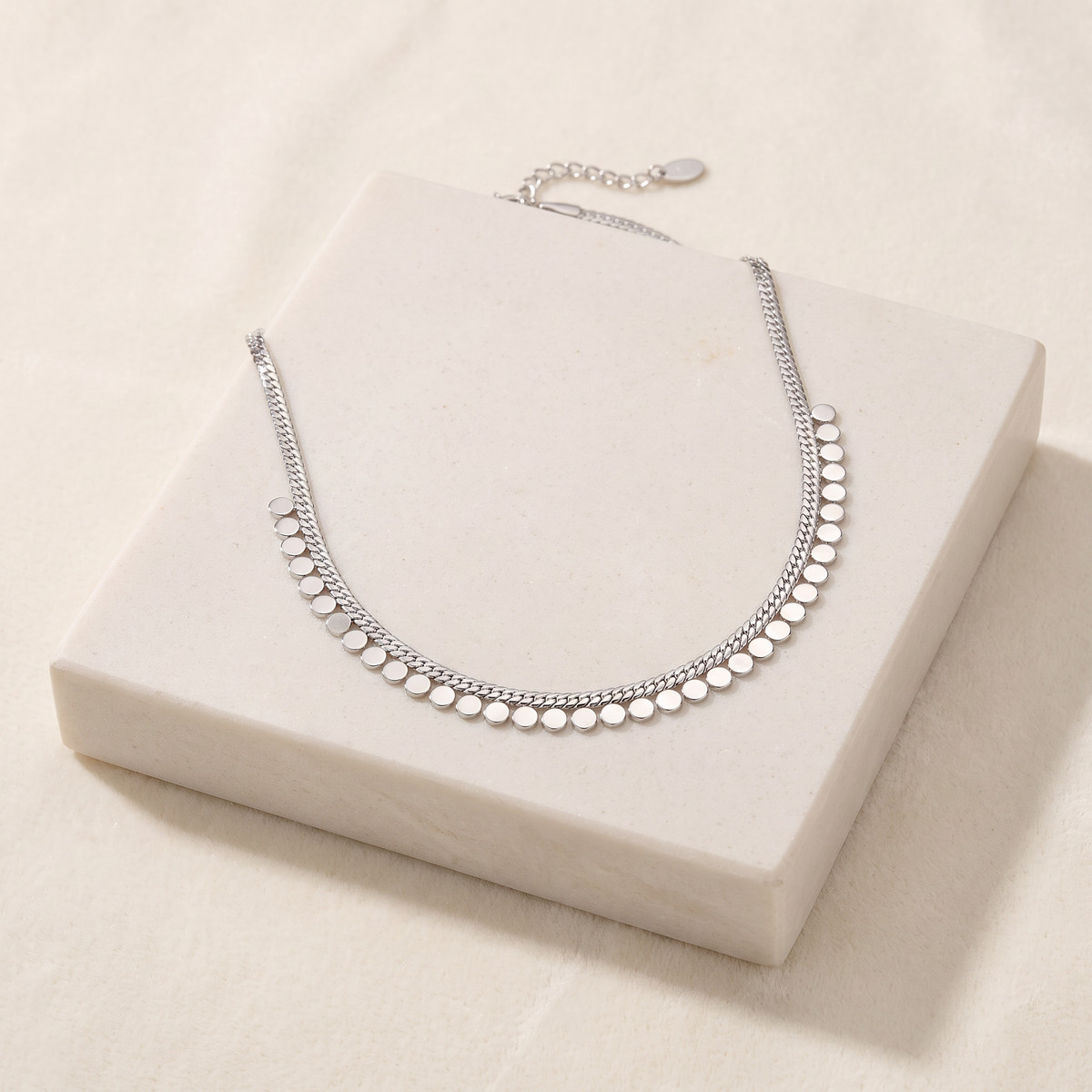 Collier ras de cou tressé à pois — Argenté