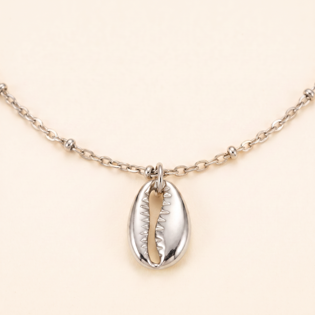 Collier cauri minimaliste, détail du motif, argenté