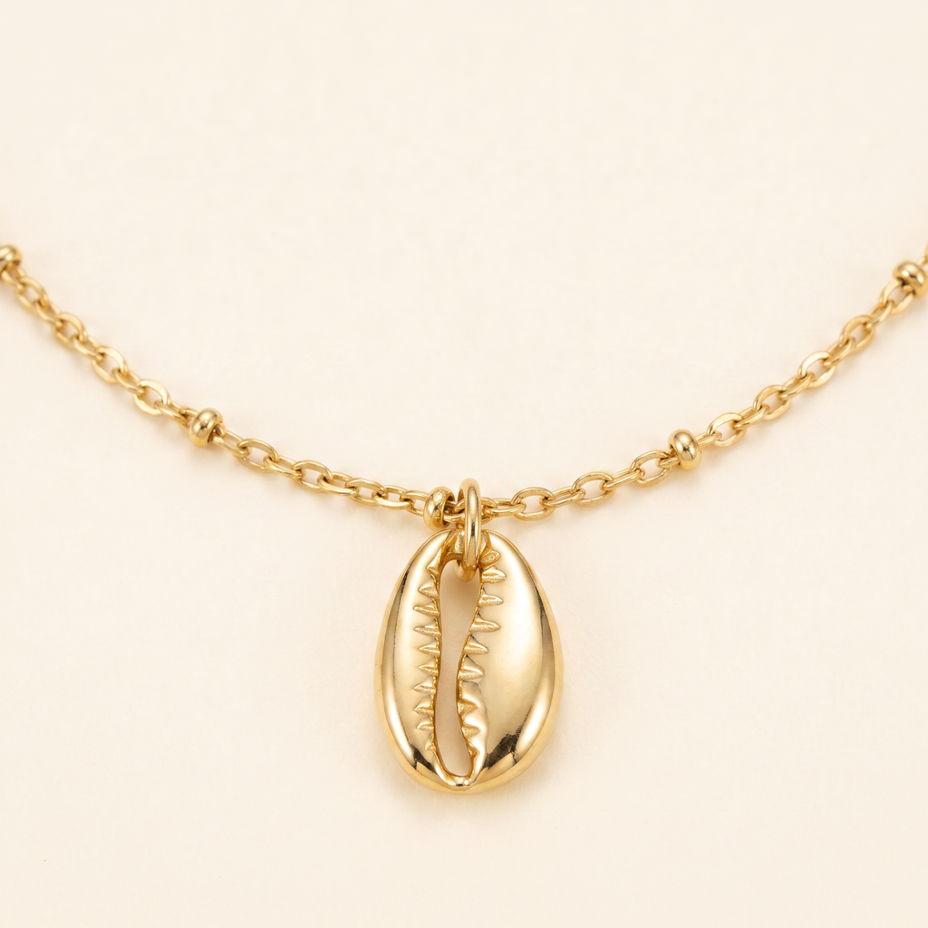 Collier cauri minimaliste, détail du motif, doré