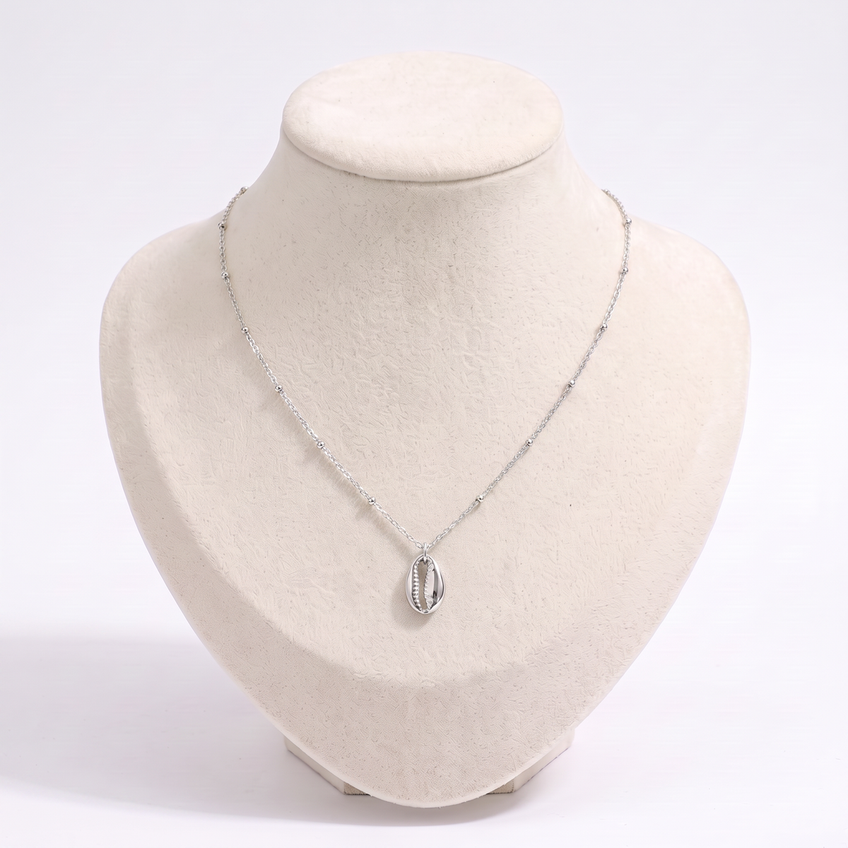 Collier cauri minimaliste, vue de face, argenté