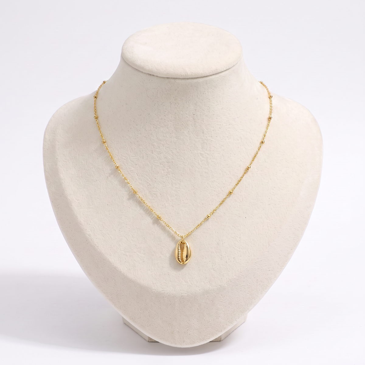 Collier cauri minimaliste, vue de face, doré