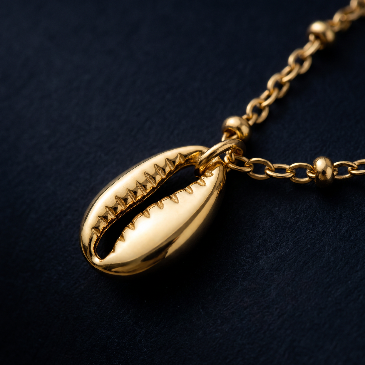 Collier cauri minimaliste, motif en gros plan
