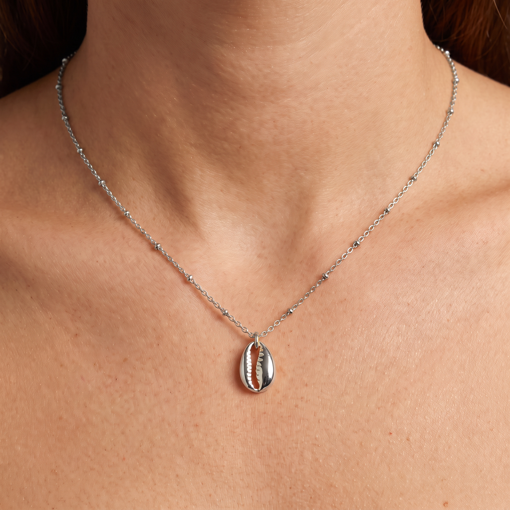Collier cauri minimaliste, porté, argenté