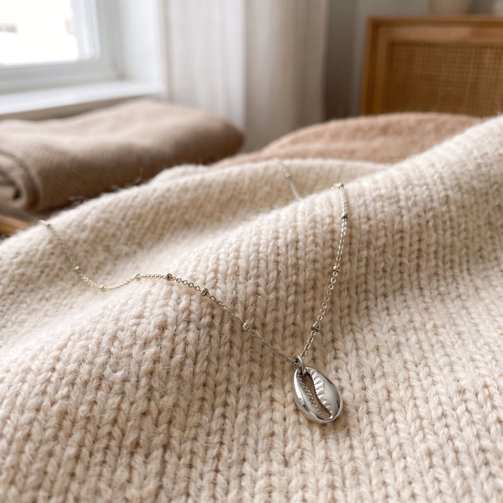 Collier cauri minimaliste, porté en tenue, argenté