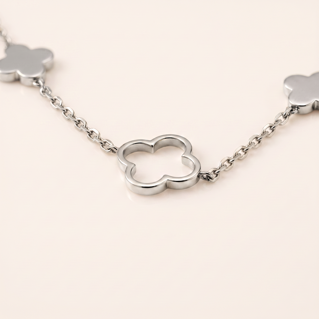 Collier trèfle à motifs pleins et ajourés, détail du motif, argenté