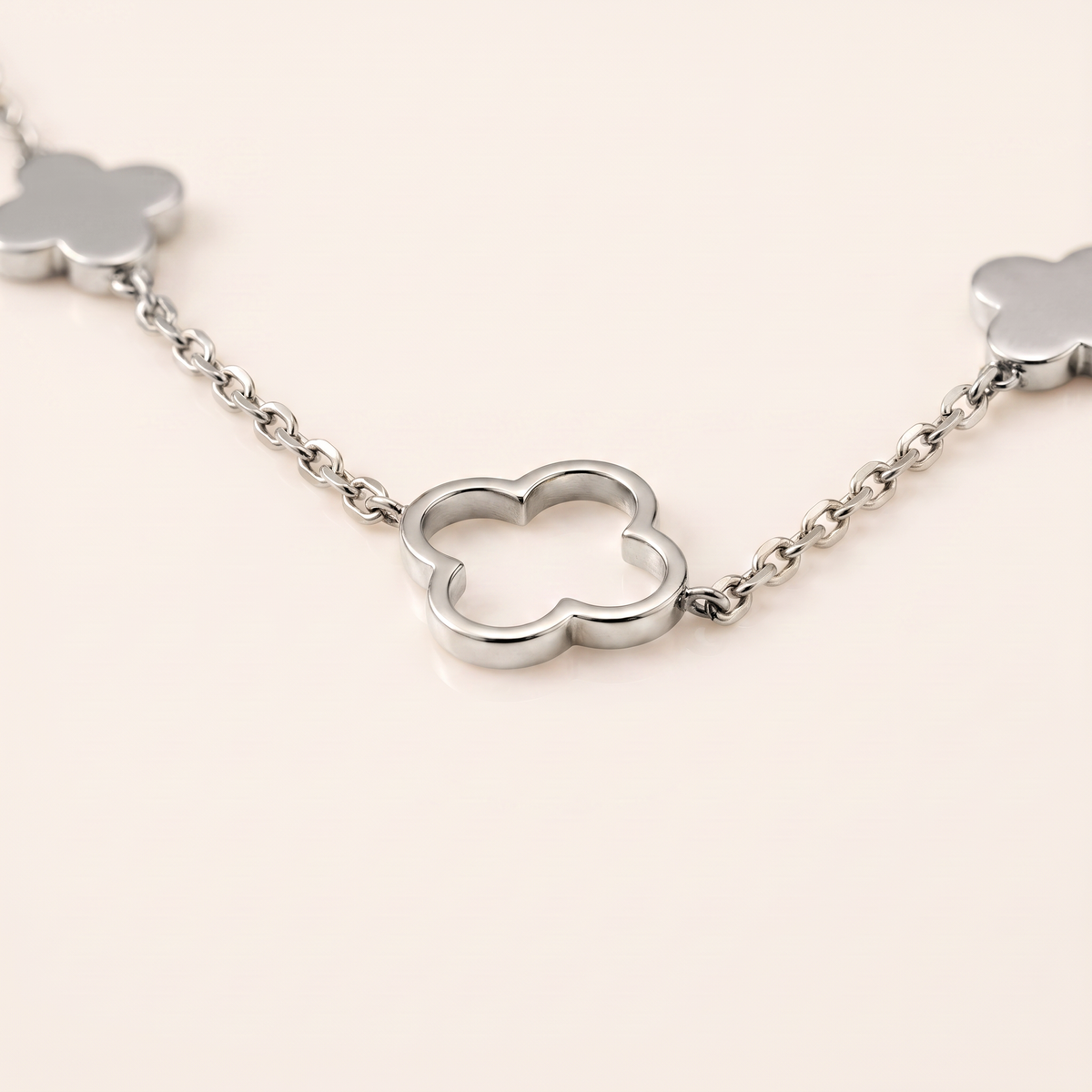 Collier trèfle à motifs pleins et ajourés, détail du motif, argenté