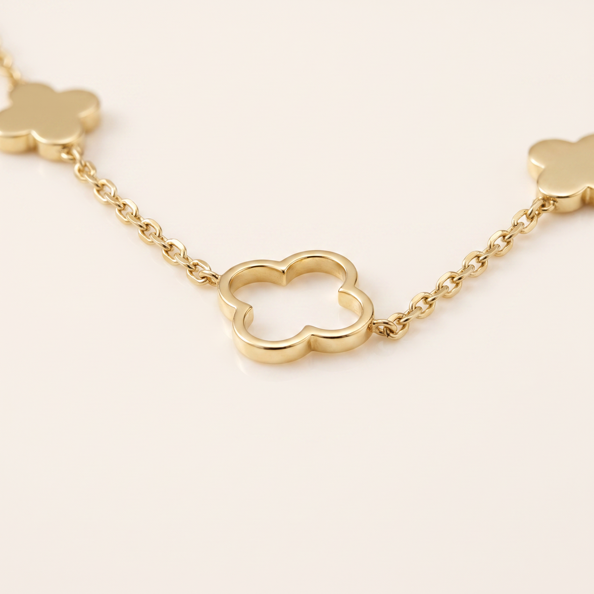 Collier trèfle à motifs pleins et ajourés, détail du motif, doré