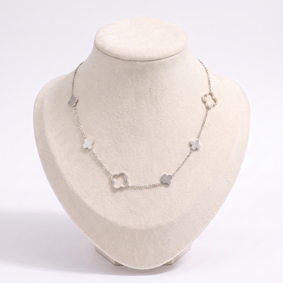 Collier trèfle à motifs pleins et ajourés, vue de face, argenté