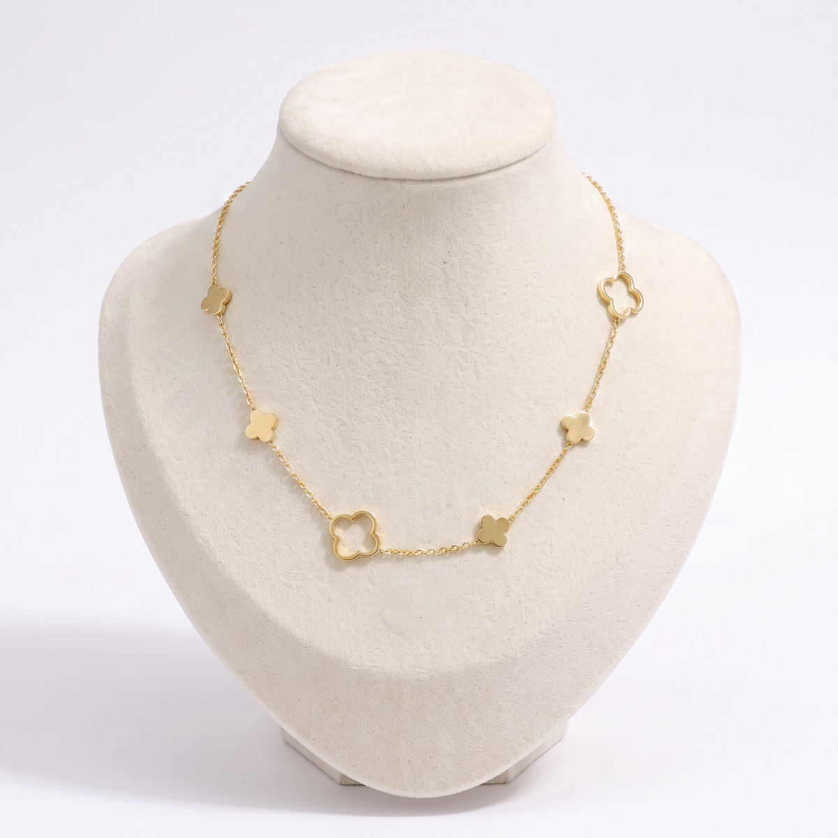 Collier trèfle à motifs pleins et ajourés, vue de face, doré
