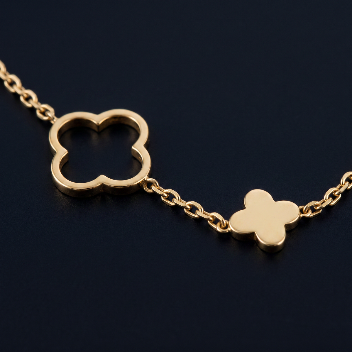 Collier trèfle à motifs pleins et ajourés, motif en gros plan