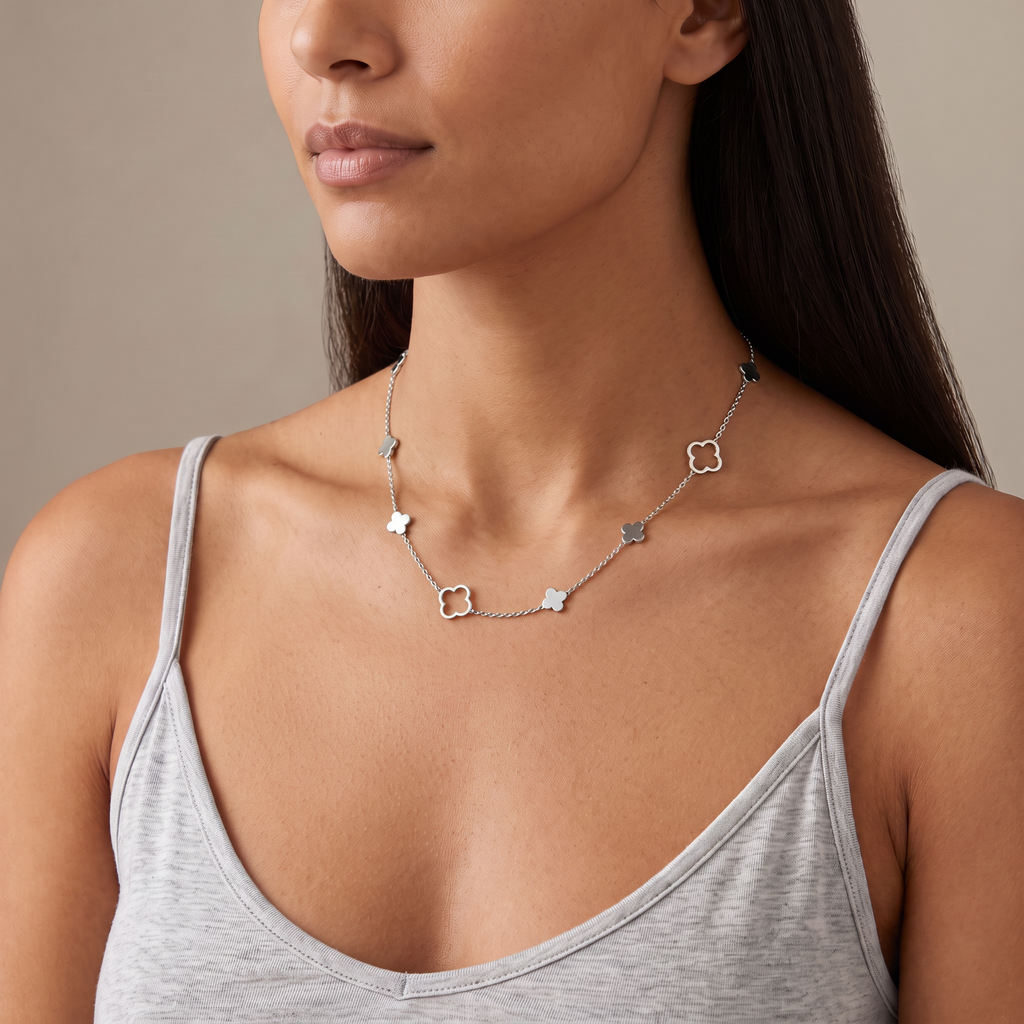 Collier trèfle à motifs pleins et ajourés, porté mi-corps, argenté