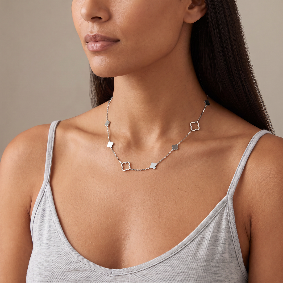 Collier trèfle à motifs pleins et ajourés, porté mi-corps, argenté