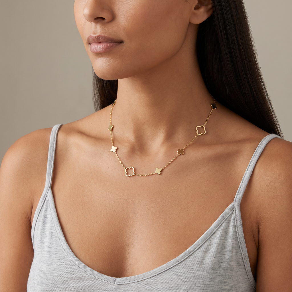 Collier trèfle à motifs pleins et ajourés, porté mi-corps, doré