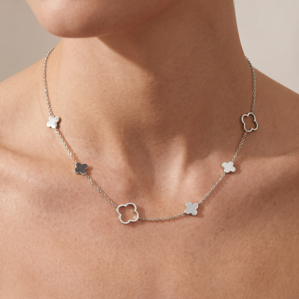 Collier trèfle à motifs pleins et ajourés, porté, argenté