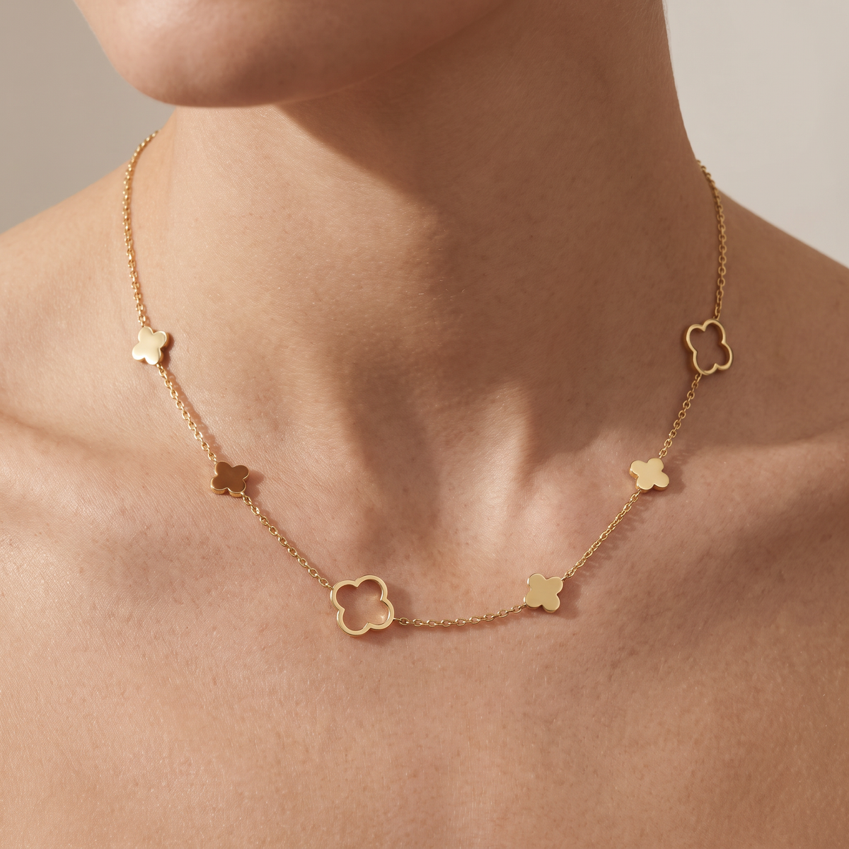 Collier trèfle à motifs pleins et ajourés, porté, doré