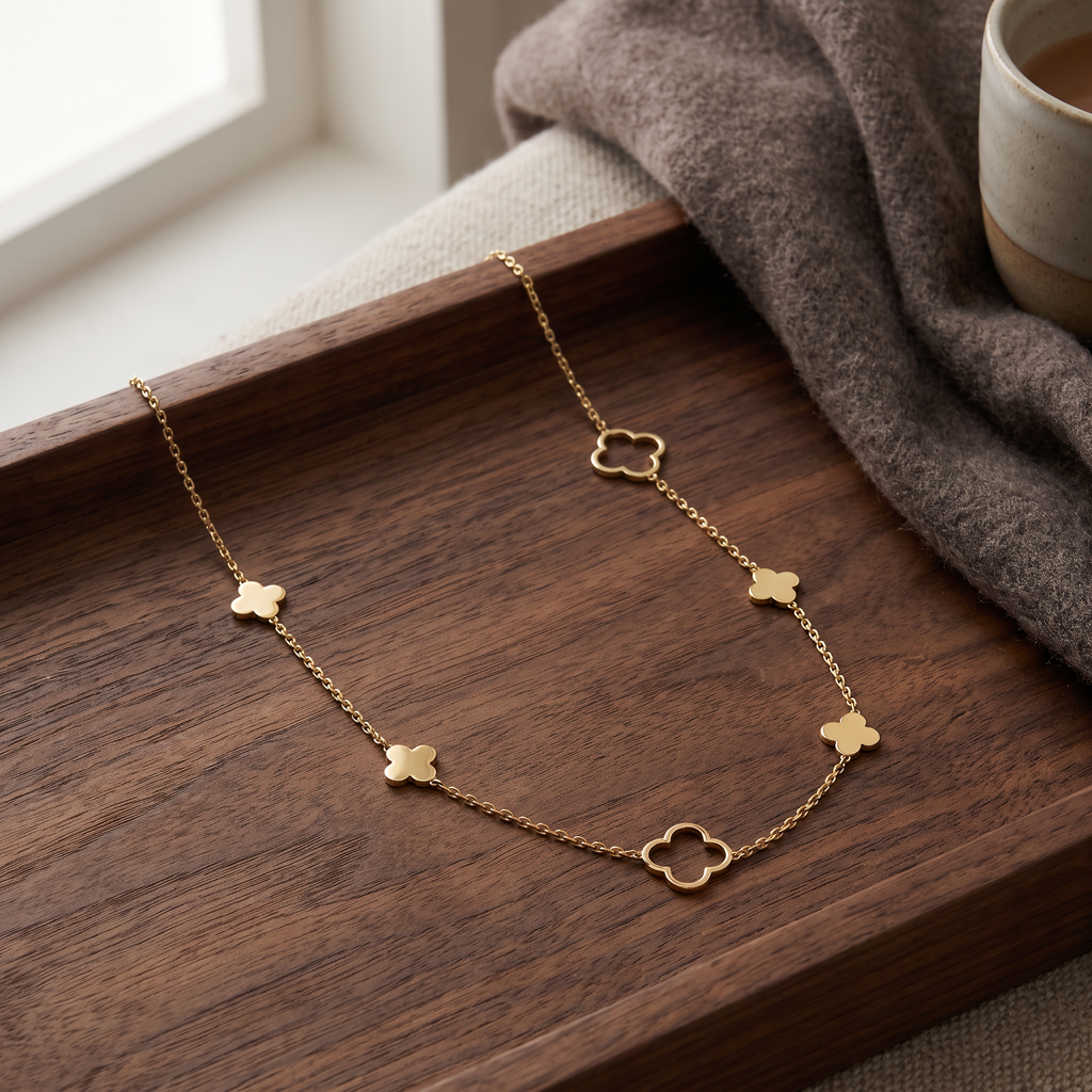 Collier trèfle à motifs pleins et ajourés, porté en tenue, doré