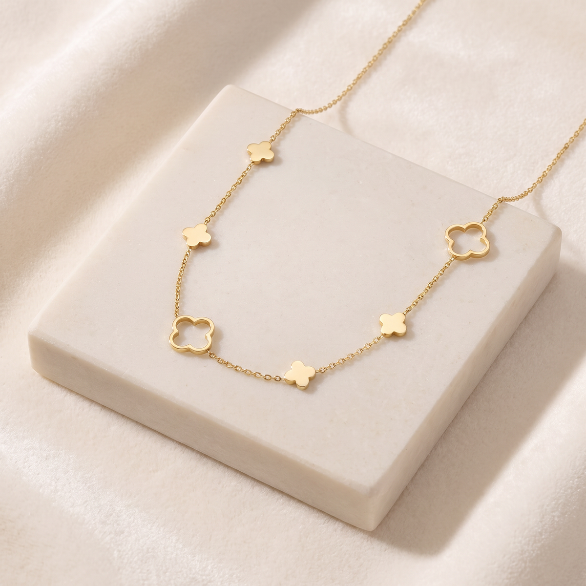 Collier trèfle à motifs pleins et ajourés — Doré