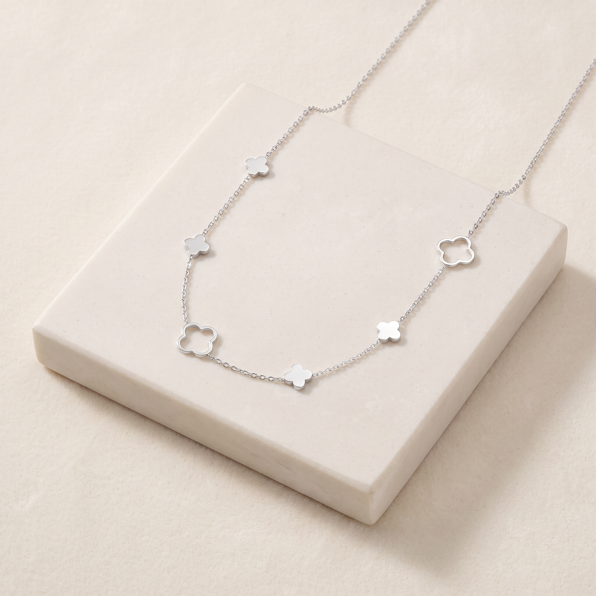 Collier trèfle à motifs pleins et ajourés — Argenté