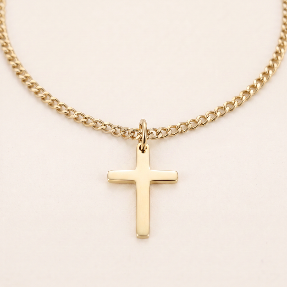 Collier croix minimaliste, détail du motif, doré
