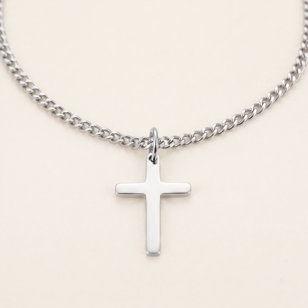 Collier croix minimaliste, détail du motif, argenté