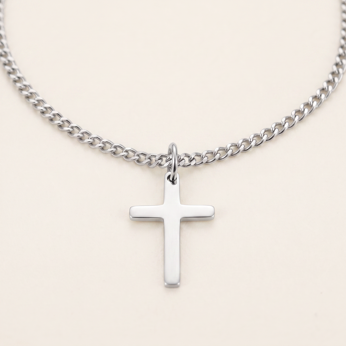 Collier croix minimaliste, détail du motif, argenté