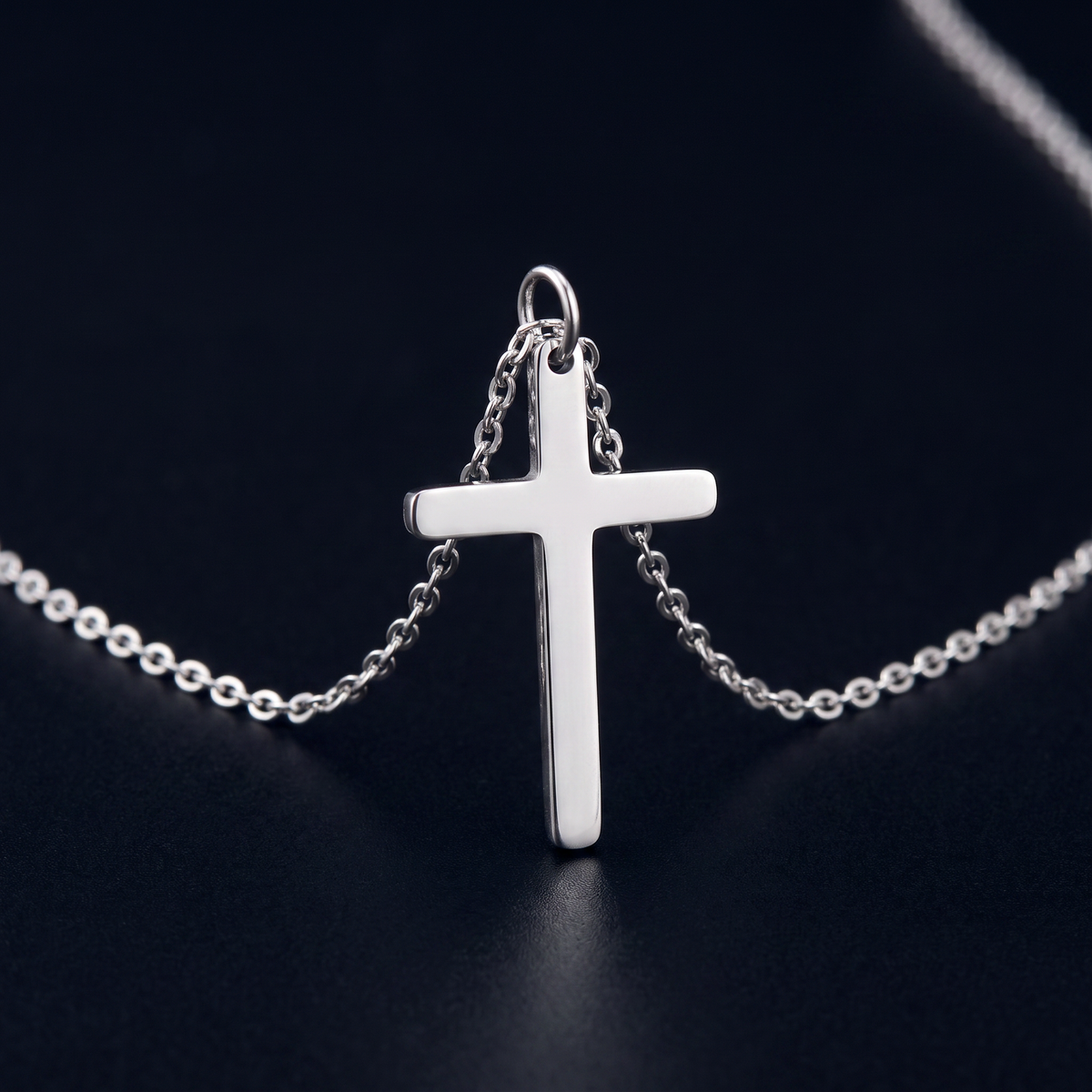 Collier croix minimaliste, motif en gros plan