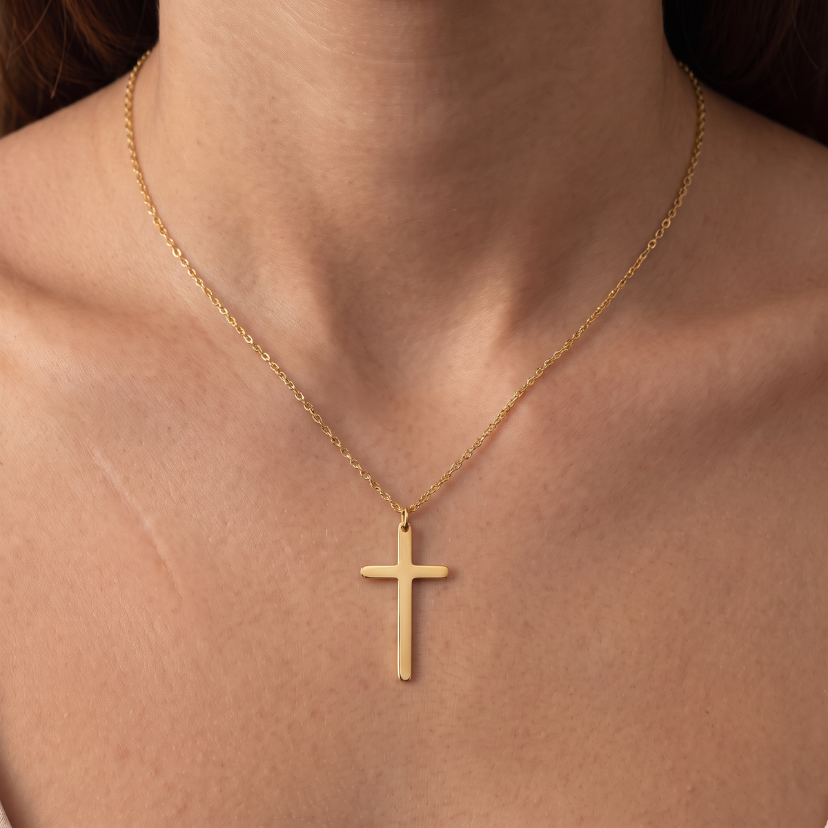 Collier croix minimaliste, porté, doré